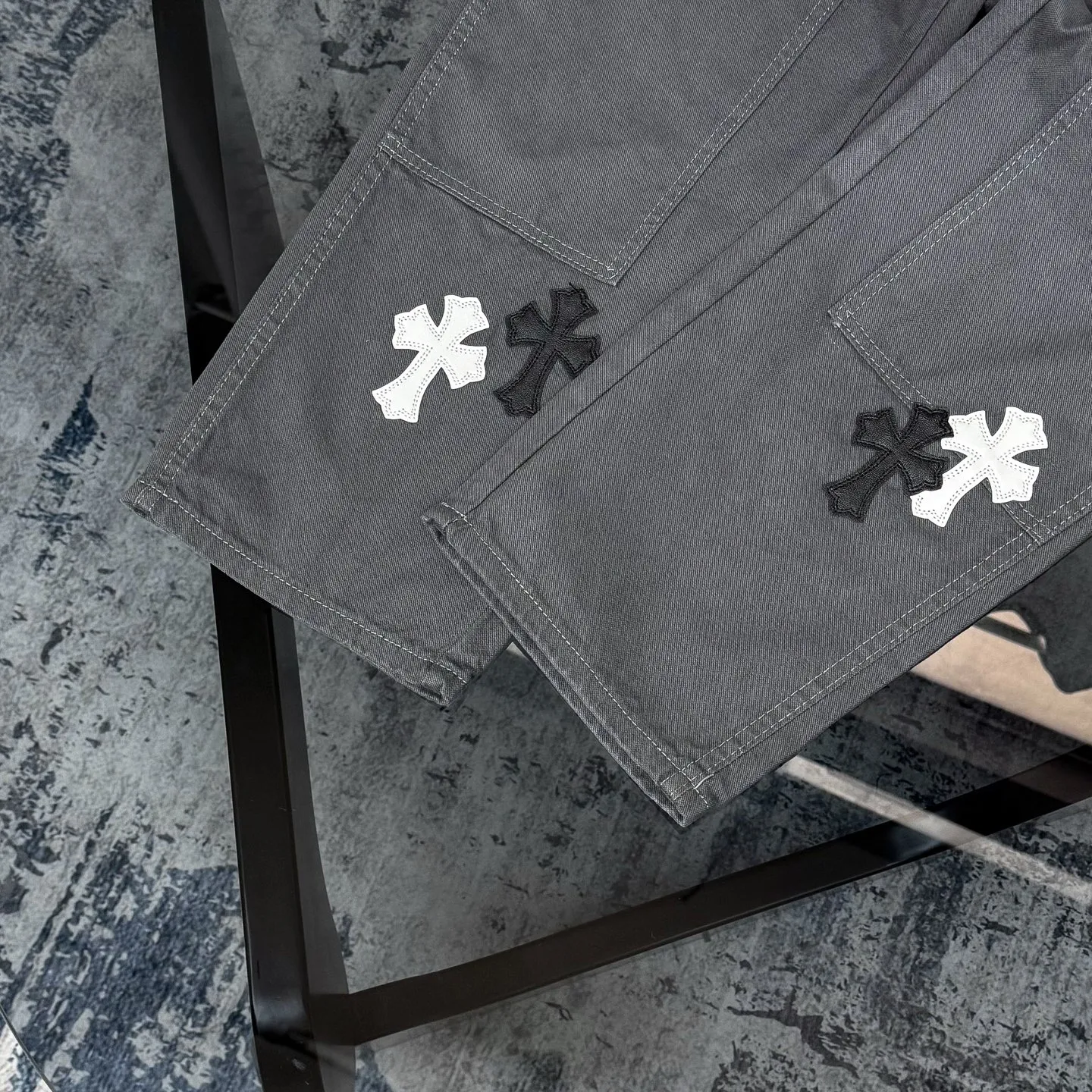 P280 Chrome hearts Cross patch leather jeans workwear logging pants Chrome hearts logging pants are here! ! ! CH Croix Heart Double Knee Cross Patch Leather Bo1 Style Logging Pants Straight-leg Work Pants B136 Croix Heart Cross Sanskrit Overalls Price 34W Level, patchwork cross pattern embellishment, high-waisted washed jeans! ! Absolutely high-end luxury products, 1.9W level god-level single products, super popular products, made by top heavy industry, not to be missed. About Zangyin, this is an extremely luxurious fashion brand, which can also be called the nobles of the high street. It has always been an exclusive brand of some hipsters or rich second generation. Compared with ordinary high streets, it is more luxurious and noble. Compared with luxury brands, it has a more fashionable personality and has always been a brand that I have a special liking for. Imported yarn is custom-woven into a high-density twill canvas, which ensures a crisp silhouette while also making the fabric feel very delicate. It follows the B01 classic silhouette, with a crisp and stylish upper body. The ready-made garments are stone-ground and fermented and can be matched with any style. Buttons and zinc are washed with genuine YKK retro metal products. Double-layered canvas on the front. Perfect details. All hardware is perfect. Size: s-XXL Color: Gray